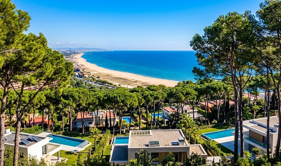 Vistas de las exclusivas villas, la pineda y la playa en la zona residencial de Gavà Mar